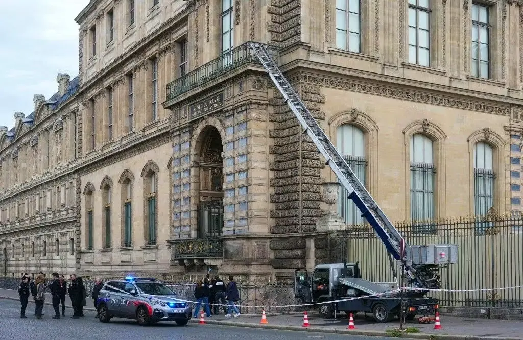 LOUVRE